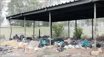  ?? Picture: ?? RUBBISH: Seen here is a pile of rubbish left by EPWP workers in Kimberley North.
Danie Van der Lith