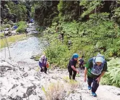  ??  ?? UJI kemampuan diri anda dengan
mendaki.