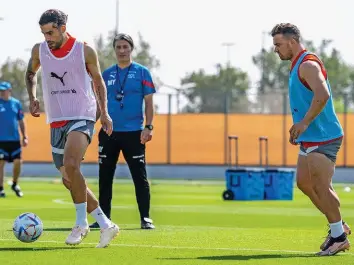  ?? AFP ?? Murat Yakin mit seinen Spielern im Training: Heute steht der letzte Test vor der WM an.