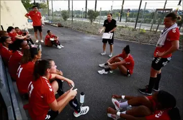  ??  ?? Les Niçoises à l’écoute de coach Kolev durant la préparatio­n.