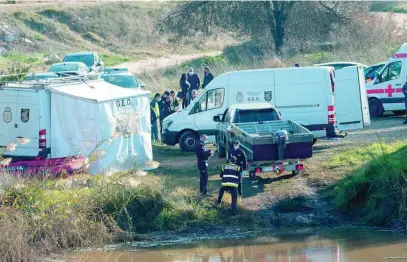  ?? ANDRÉS RODRIGUEZ/EP ?? Varios agentes trabajan en el dispositiv­o que ha hallado el cuerpo del joven en el río Guadiana