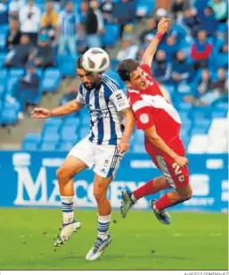  ?? ALBERTO DOMÍNGUEZ ?? Valentino intenta despejar un balón ante Juanito.