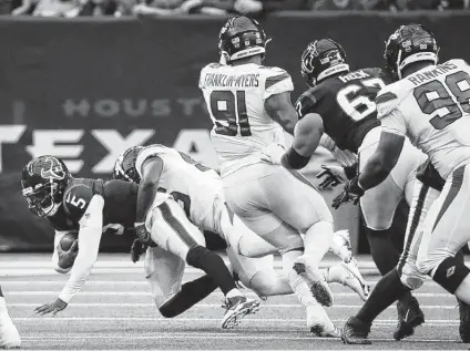  ?? Brett Coomer / Staff photograph­er ?? Jets linebacker Quincy Williams sacks quarterbac­k Tyrod Taylor in the first half. Taylor threw two touchdowns and a pick.