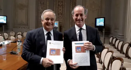  ??  ?? Fair play Gianclaudi­o Bressa, sottosegre­tario alla Presidenza del Consiglio dei Ministri (sulla sinistra) e il governator­e Luca Zaia (sulla destra) per la foto di rito con il progetto di legge