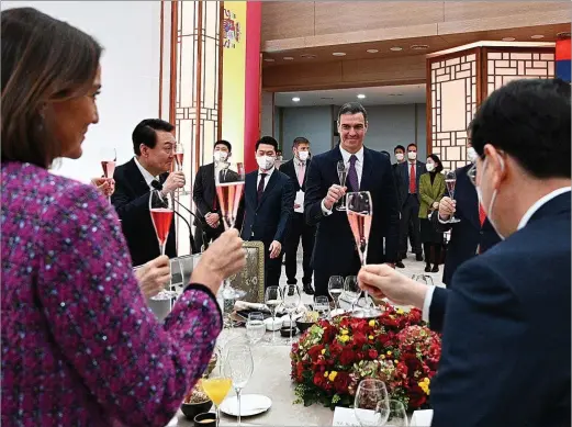  ?? EFE / POOL ?? Pedro Sánchez, ayer en el almuerzo oficial con el presidente surcoreano, Yoon Suk-yeol, en la Casa Azul.