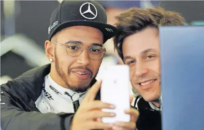  ?? ?? Lewis Hamilton und Toto Wolff galten bei Mercedes als Erfolgsein­heit. 2025 gehen sie getrennter Wege und werden Gegner. [Reuters]