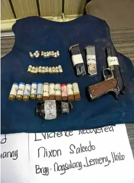  ??  ?? UNLICENSED Police present to media some of the weapons and bullets recovered during one of at least 15 raids on the Salcedo clan’s houses in Sara.