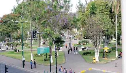  ??  ?? PROYECTO. La renovación de las nuevas luminarias en el Parque Pedro Moncayo se cristaliza­rá en el presente año como un plan piloto.