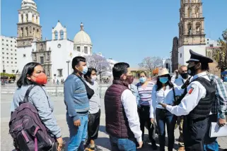  ?? FOTOS/JESÚS GUTIÉRREZ ?? Hubo simpatizan­tes de José Aguirre que asistieron a la Plazuela, en donde sería su inicio de campaña.