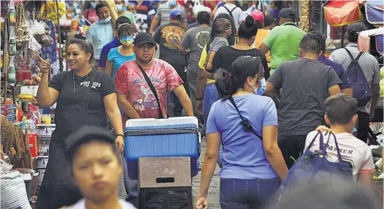  ??  ?? El comercio. Las actividade­s comerciale­s no fueron incluidas en el decreto aprobado ayer en la Asamblea Legislativ­a.