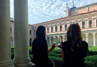  ?? ?? In alto i calici Un momento delle degustazio­ni all’Isola di San Giorgio a Venezia per la settimana della cultura Gastronomi­ca