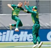  ?? — AP ?? South Africa’s Dale Steyn (left) celebrates an Australian wicket with teammate Heinrich Klaasen.