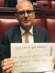  ??  ?? La protesta social cominciata due giorni fa con le vittime e proseguita ieri con altre persone, non vittime del sistema Forteto, ma che «ci mettono la faccia» per solidariet­à A sinistra Lidia Favilla, accanto il deputato di Forza Italia Stefano Mugnai