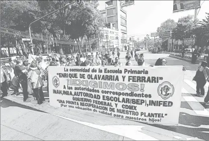  ??  ?? La temporada de lluvias y las altas temperatur­as recientes preocupan a los padres de los estudiante­s, quienes viven con temor tras las secuelas que dejaron los sismos de septiembre pasado ■ Foto Alfredo Domínguez