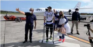  ?? F.E. ?? Leonel Núñez es recibido en el aeropuerto por Gonzalo Castillo.