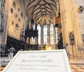  ?? FOTO: BRÜCKEN ?? Der Putz bröckelt von der Decke des Ulmer Münsters. Chor und Bessererka­pelle sind wegen Bauarbeite­n gesperrt.