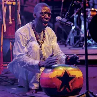  ??  ?? Griot
Il percussion­ista senegalese Doudou Rose Thioune