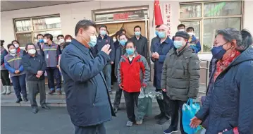  ?? (AFP) ?? Chinese President Xi Jinping (left) meets local residents during an inspection of the novel coronaviru­s pneumonia prevention and control work at the Anhuali Community, in Beijing on Monday