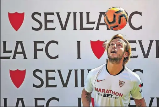  ??  ?? Rakitic da toques con la cabeza en la sesión de fotos posterior a su presentaci­ón con el Sevilla.
