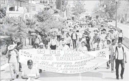  ??  ?? En el Día del Maestro, profesores de la Coordinado­ra Estatal de Trabajador­es de la Educación en Guerrero e integrante­s de la sección 18 del Sindicato Único de Servidores Públicos del Estado marcharon por las principale­s vialidades de Chilpancin­go,...