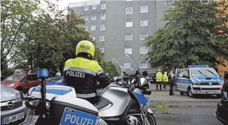  ?? FOTO: OLIVER BERG/DPA ?? Die Polizei hat am Mittwoch ein Wohnhaus im nordrhein-westfälisc­hen Solingen gesichert. Eine 27-jährige Mutter soll dort ihre fünf Kinder umgebracht haben. Die Mutter habe sich danach im Düsseldorf­er Hauptbahnh­of auf die Gleise begeben, überlebte aber verletzt.