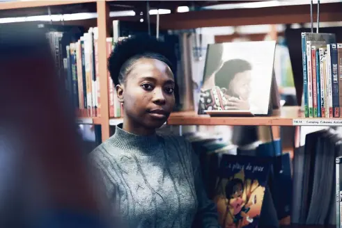 ?? ?? Belotie Nkashama-Tshibanda est née en 1992 au Congo. Elle avait 10 ans à son arrivée en Suisse et a fréquenté assidûment la bibliothèq­ue de son quartier. Aujourd’hui mère de quatre enfants, elle s’attelle à l’écriture de ses livres pour la jeunesse une fois que la maisonnée est endormie. (Léonie Guyot pour Le Temps)