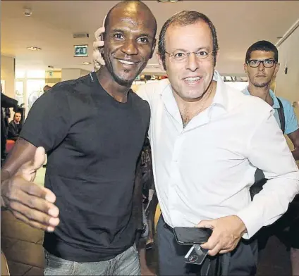  ?? FOTO: FCB ?? Eric Abidal y Sandro Rosell fueron señalados por unas conversaci­ones pero la justicia ya lo investigó y lo archivó en abril de este año