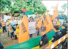  ??  ?? Aspecto de la manifestac­ión de los pobladores de Presidente Franco, quienes piden castigo a corruptos.