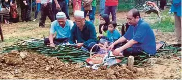  ??  ?? KAMARULZAM­AN di pusara isterinya di Tanah Perkuburan Islam Kampung Baru Sawah Ring, Tangkak.