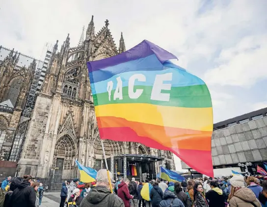  ?? ?? Frieden in der Ukraine nach zwei Jahren Krieg forderten am Wochenende viele Demonstran­ten – wie hier am Kölner Dom.