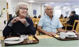  ?? FOTO: KRISTOFFER ÅBERG ?? Gunilla Ahlberg och Rainer Björkell äter lunch på Folkhälsan­s äldreboend­e
■ i Brunakärr. – Vi får väl ta coronaviru­set som det kommer, säger de.