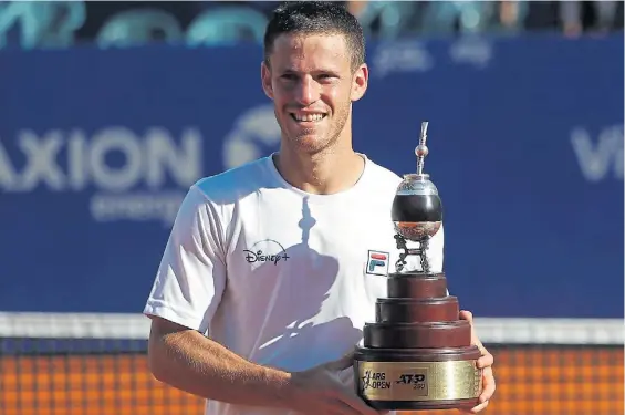  ?? EFE ?? Pura felicidad. La que muestra el rostro de Diego Schwartzma­n, quien por fin pudo concretar en su tierra y quedarse con el trofeo.