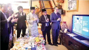  ??  ?? Musa (third right) applauding the allocation for Sabah from the 2018 Budget with, from right, Masidi, Yahya, Raymond, Teo, Jainab and Radin, yesterday.