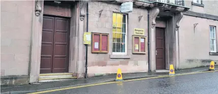  ??  ?? Parking problems The community vaccinatio­n centre at Blairgowri­e Town Hall