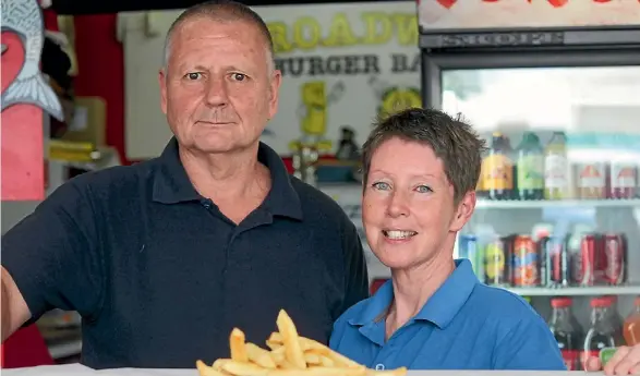  ?? REXINE HAWES ?? Broadway Burger Bar owners Steve and Maria Hamilton recieved the top votes for Matamata’s best hot chip eatery.