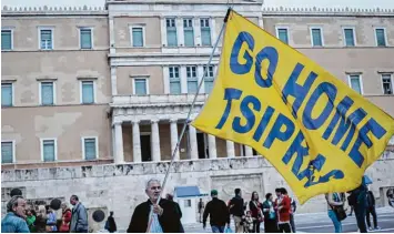  ?? Foto: Socrates Baltagiann­is, dpa ?? Das neue Sparpaket kommt bei vielen Griechen nicht gut an. Aus Protest gegen die Maßnahmen haben tausende Menschen in der vergangene­n Woche gestreikt.