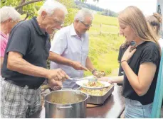  ?? FOTO: KREISJUGEN­DRING ?? Rolf Engler und Josef Forderer bei der Essensausg­abe.