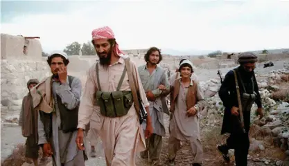 ??  ?? Djihad. En 1988, à Peshawar, Oussama ben Laden fondait Al-Qaïda (la base, en arabe) avec l’Égyptien Al-Zawahiri pour soutenir la résistance afghane contre l’invasion soviétique.