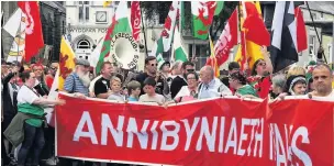  ??  ?? ● Anglesey residents were out in force among the 8,000 people who marched for Welsh independen­ce through Caernarfon