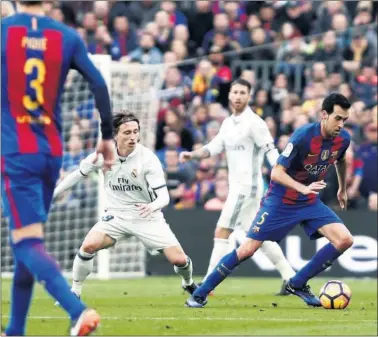  ??  ?? ENCIMA DE BUSQUETS. El Madrid buscará taponar la salida de balón del centrocamp­ista del Barça.