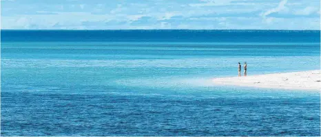  ?? FOTOS: DPA ?? Blau in all seinen Schattieru­ngen: Die Insel Ouvéa scheint nur aus Meer, Himmel und einem nahezu unberührte­n Sandstrand zu bestehen.