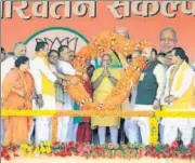  ?? HT ?? Prime Minister Narendra Modi is felicitate­d at an election rally in Bahraich, Uttar Pradesh, on Thursday.