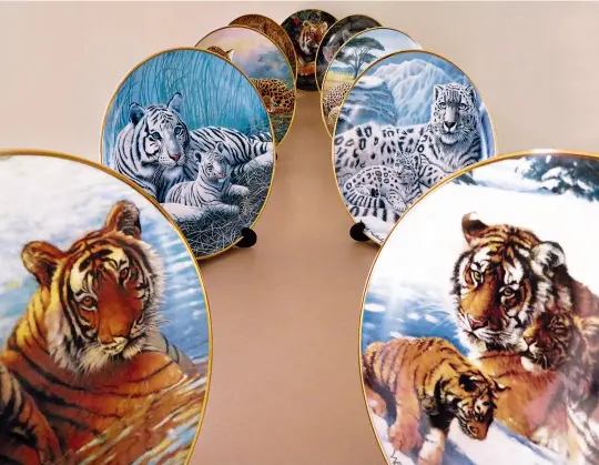  ??  ?? Above: Lynn has limited her collection to nine plates, so all can be displayed at the same time. Far left: “Tiger in Paradise” plate.