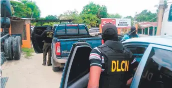  ?? FOTO: EL HERALDO ?? Agentes de la DLCN inspeccion­aron ayer el autolote propiedad de José Humberto Murillo.