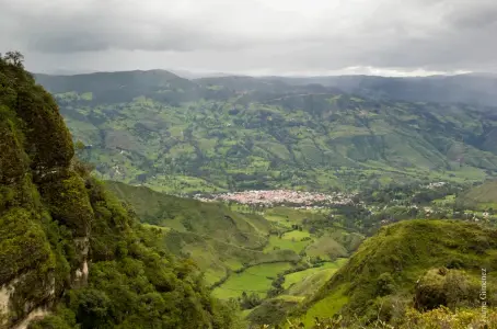  ??  ?? Arriba. La población de Girón desde las alturas de Quimsacoch­a. Derecha. La producción de leche es la principal actividad económica de Victoria del Portete, cantón Cuenca. Sus vacas subsisten gracias al agua que baja de las vertientes de Quimsacoch­a.