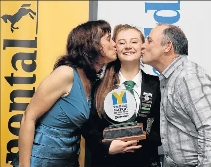  ?? Picture: JUDY DE VEGA ?? PROUD ACHIEVEMEN­T: The Herald Continenta­l Matric of the Year winner Abigail Sieberhage­n, from Pearson High School, with her parents Marlene and Jeremy