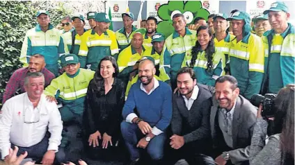  ?? JULIANA DIÓGENES/ESTADÃO ?? Perfilados. Grupo com prefeito Bruno Covas ao centro (de azul); imigrantes vão receber R$ 1.180 por 44 horas semanais