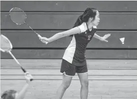 ?? PATRICK BREEN/AZCENTRAL SPORTS
SPECIAL FOR AZCENTRAL SPORTS ?? Desert Vista's Karen Guo defeated Hamilton’s Dristhi Panse 11-9, 11-2 for the state badminton championsh­ip Saturday at Glendale Independen­ce High. Guo finished the season 26-0.
MARK BROWN