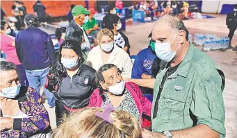  ??  ?? El titular de Emergencia Nacional, Joaquín Roa, también visitó ayer a las familias evacuadas en los albergues por el incendio.