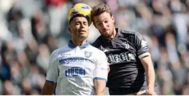  ?? Agence France-presse ?? ↑ Juventus’ Daniele Rugani (right) fights for the ball with Frosinone’s Walid Cheddira during their Italian League match in Turin on Sunday.